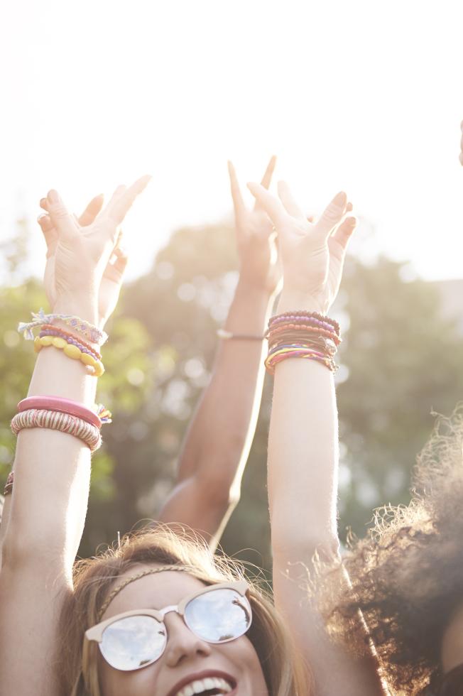 Trois jeunes participent à un concert lors de la fête de la musique